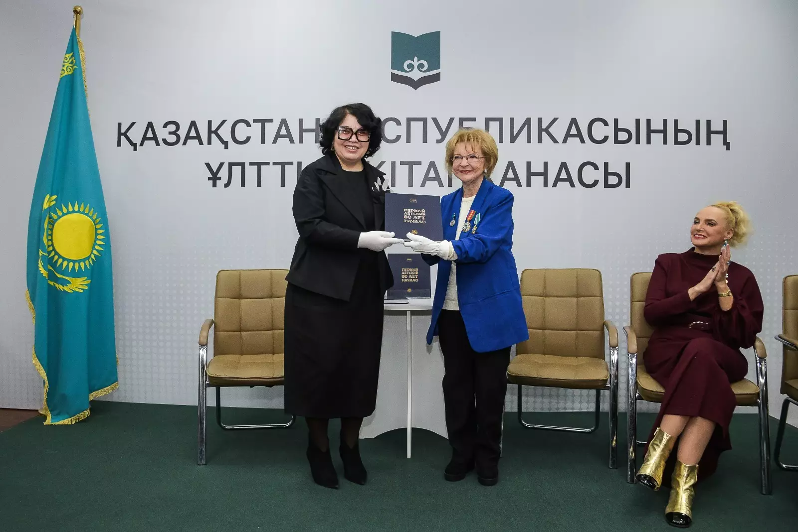 Состоялась торжественная церемония передачи книг об истории Театра Сац в Национальную библиотеку РК