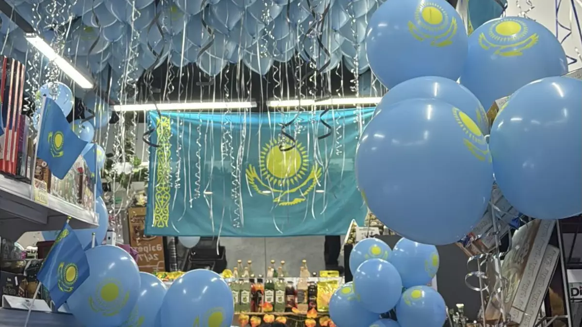 Торты и прилавки в казахстанских флагах: как малый бизнес празднует День Независимости РК