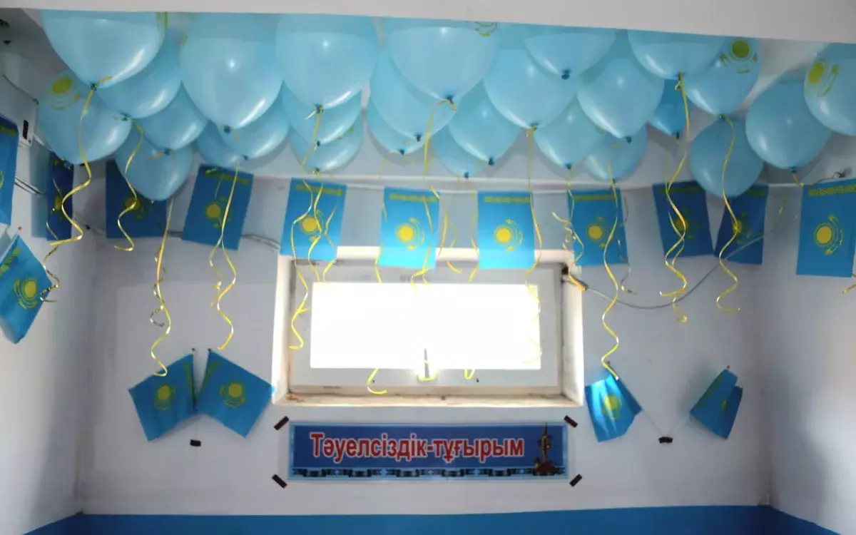 Түркістанда тұрғындар көпқабатты үйді мемлекеттік тумен безендірді