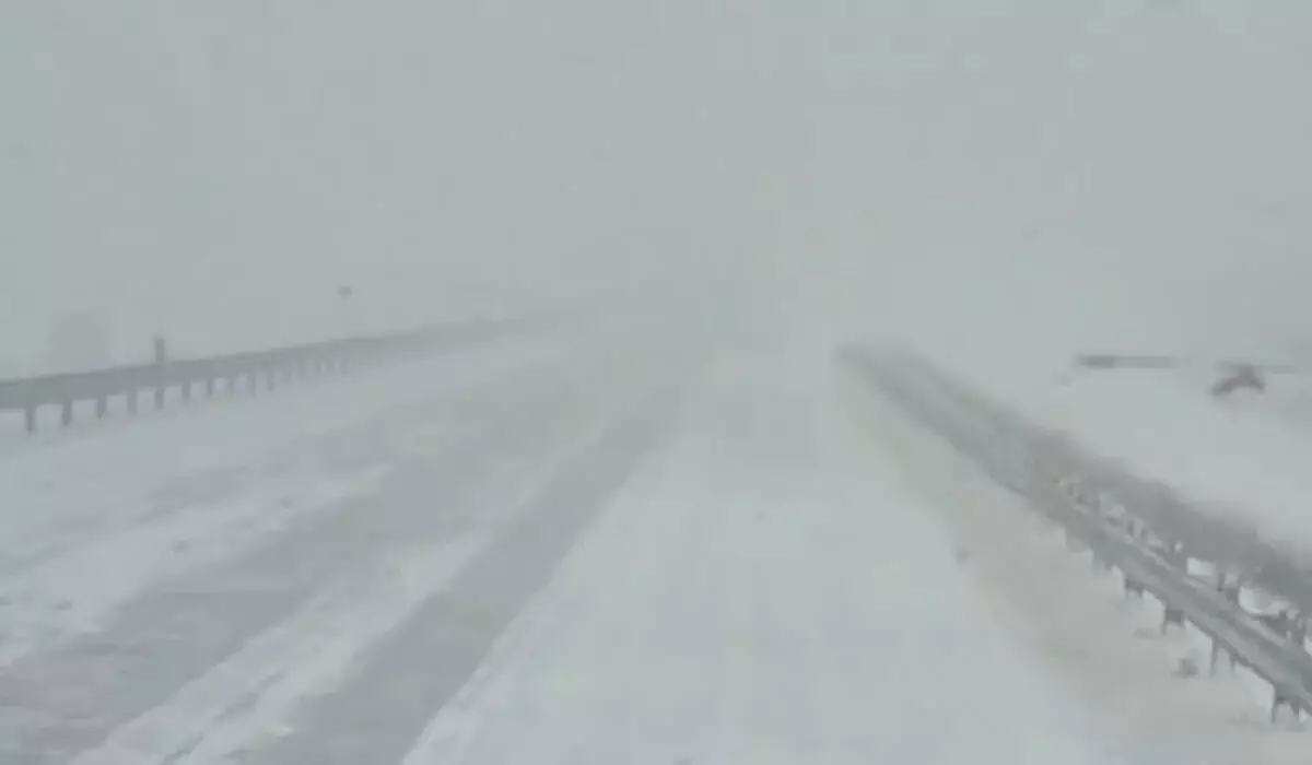 Из-за непогоды в пяти областях Казахстана перекрыли республиканские трассы