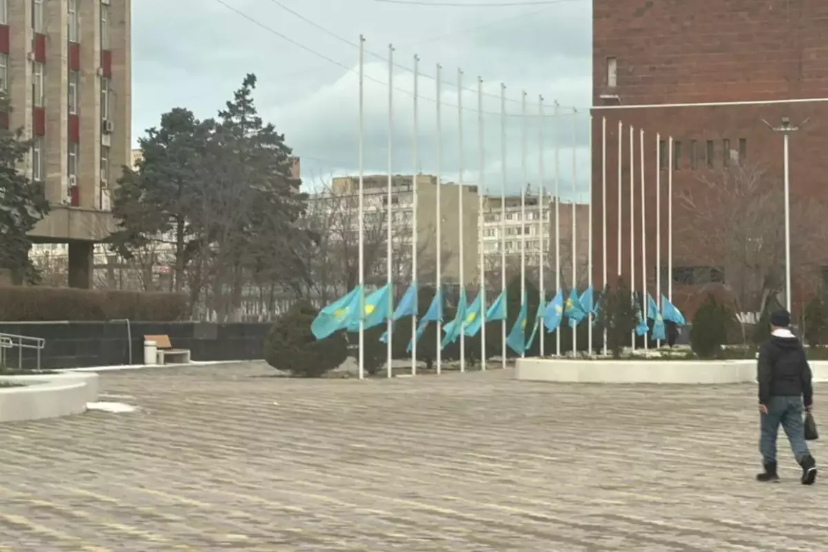 Жители Актау обеспокоились “приспущенными“ флагами — акимат дал разъяснение