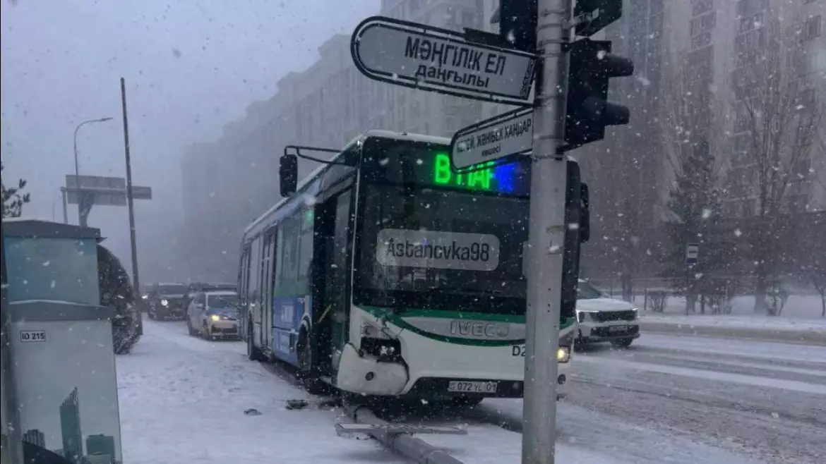 Астанада автобус бағанға соғылды