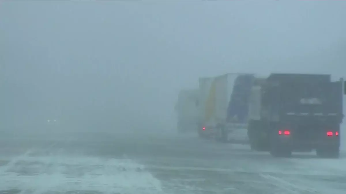 Снегопад, гололед и буран: на 16 автотрассах ограничили движение для транспорта