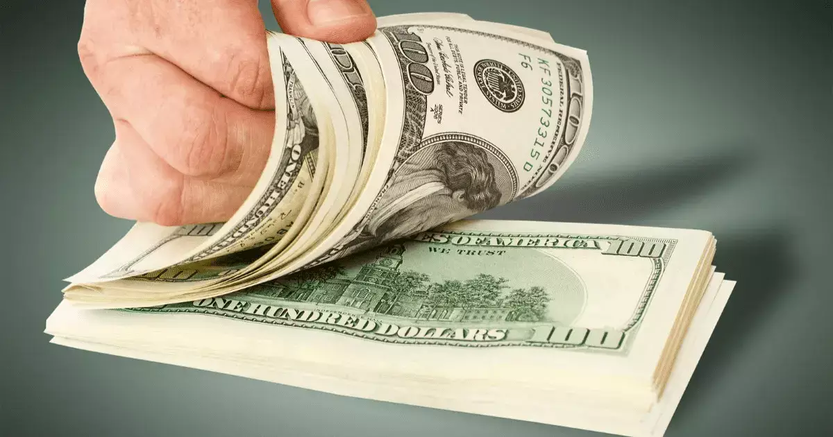 Массовый отказ от валютных депозитов: почему казахстанцы меняют свои вклады - новости на Lada.kz 15.12.2025