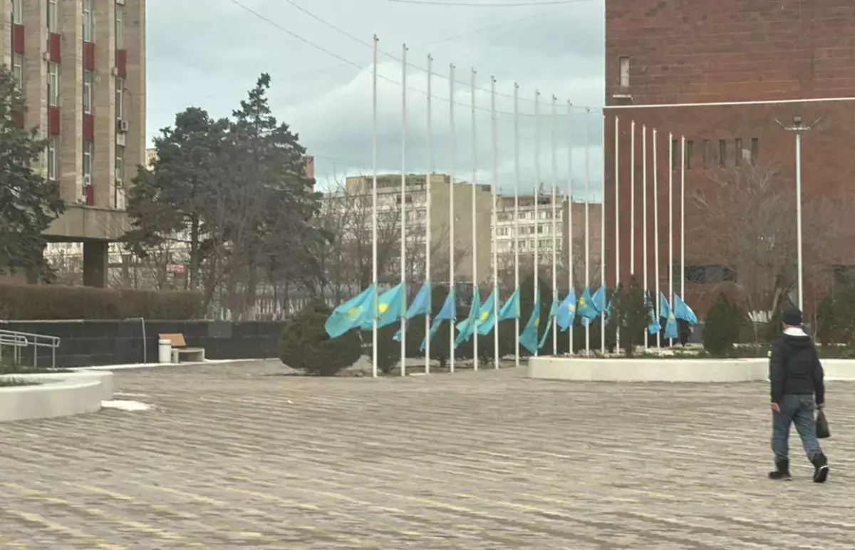 В Актау приспущены государственные флаги: горожане обеспокоены - новости на Lada.kz 15.12.2025