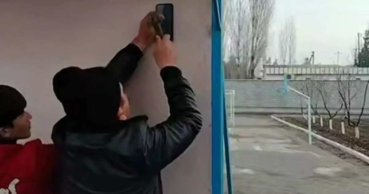  Мектеп директоры сабақ үстінде оқушының телефонын тартып алып, балғамен шағып тастаған (ВИДЕО) 