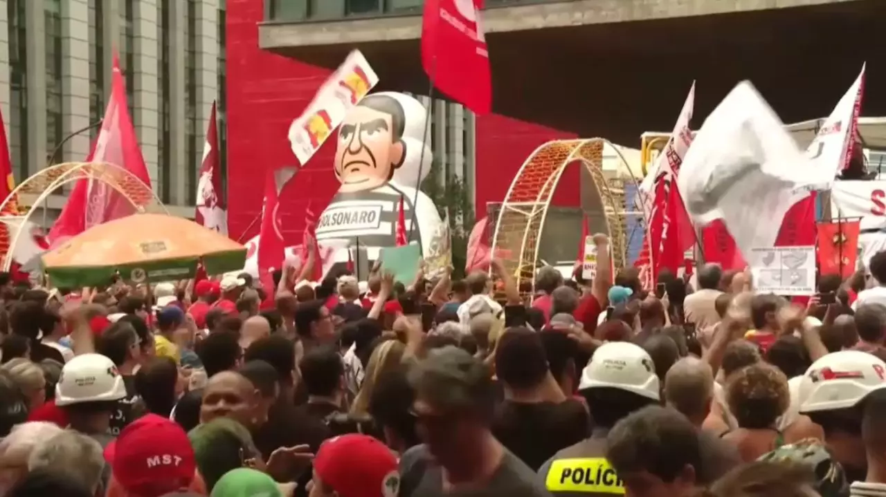 Бразилияда мыңдаған адам шеруге шықты