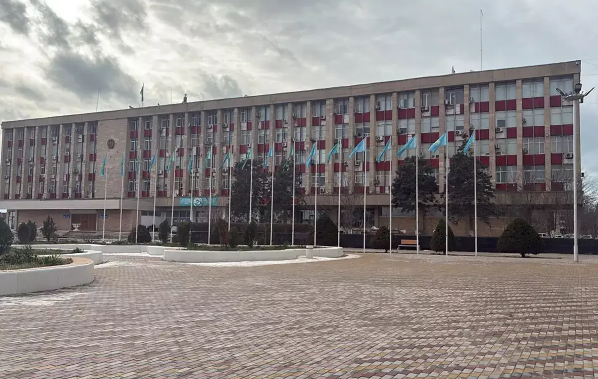 Флаги не приспущены: в акимате Актау объяснили ситуацию у здания - новости на Lada.kz 15.12.2025