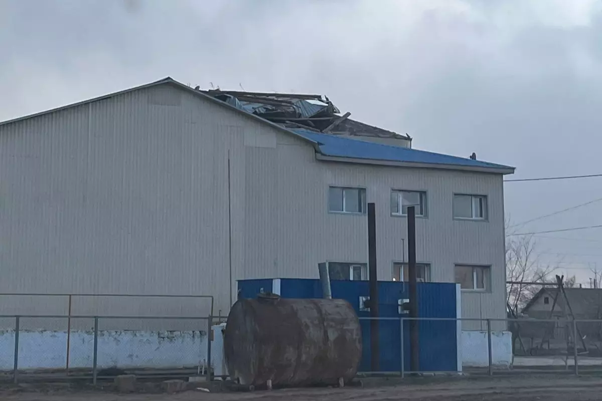 После удара стихии в районах Атырауской области работают комиссии по оценке ущерба