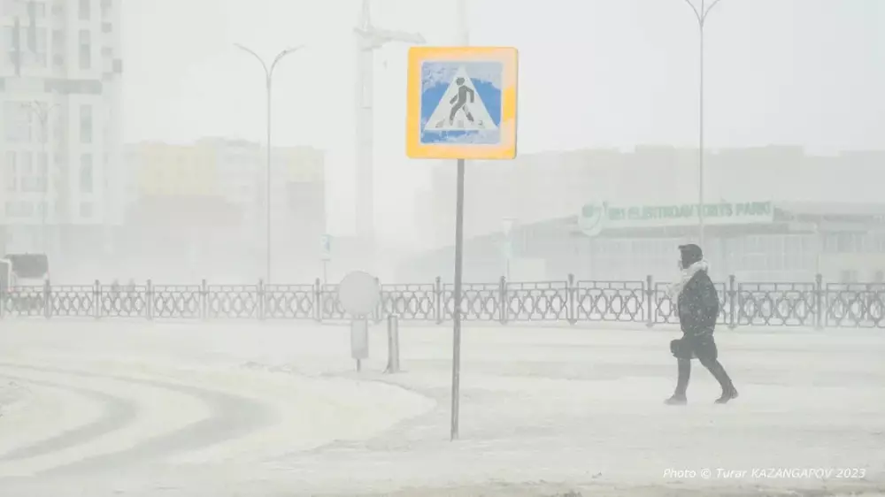 Метель в  Астане: спасатели предостерегают, жители сочувствуют курьерам