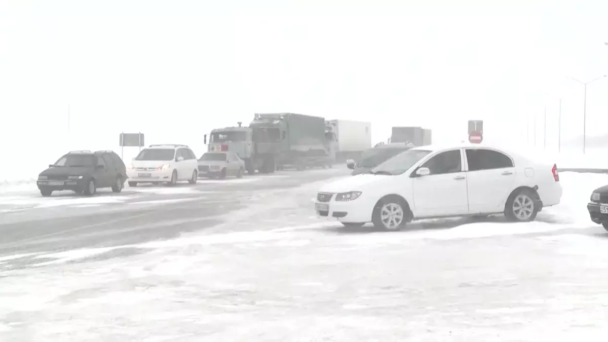 Қолайсыз ауа райы: жолда қалған азаматтар үшін 1681 жылыту пункті дайын