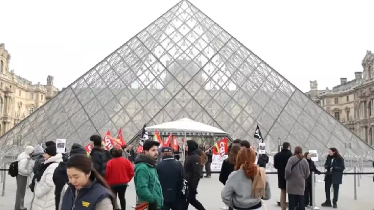 Лувр закрыт из-за забастовки персонала