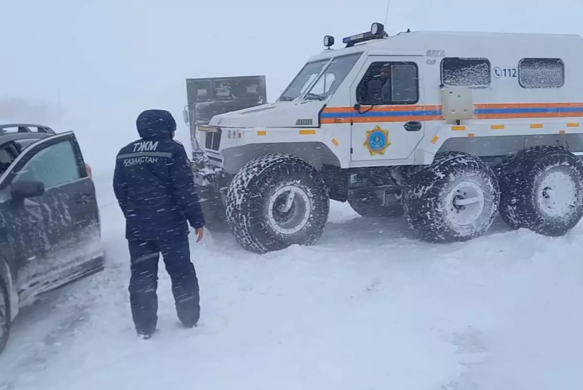 Автобус с 57 пассажирами-иностранцами застрял в снежном плену на трассе в Актюбинской области
