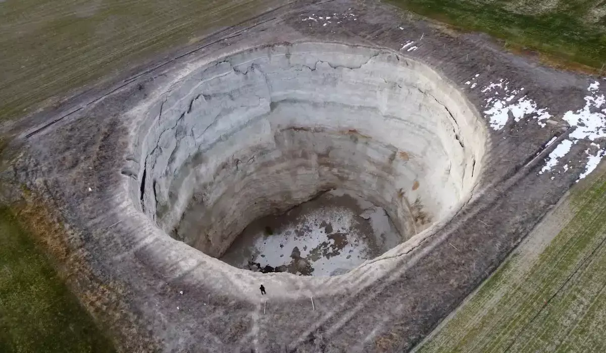 Земля поглощает Турцию: гигантские дыры появляются повсюду - новости на Lada.kz 15.12.2025