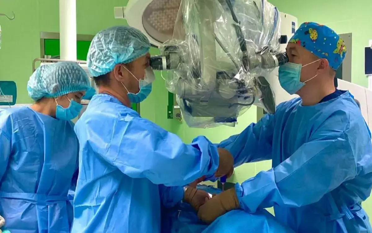 Пережил клиническую смерть: пациенту в Актау провели сложнейшую операцию на позвоночнике - новости на Lada.kz 15.12.2025