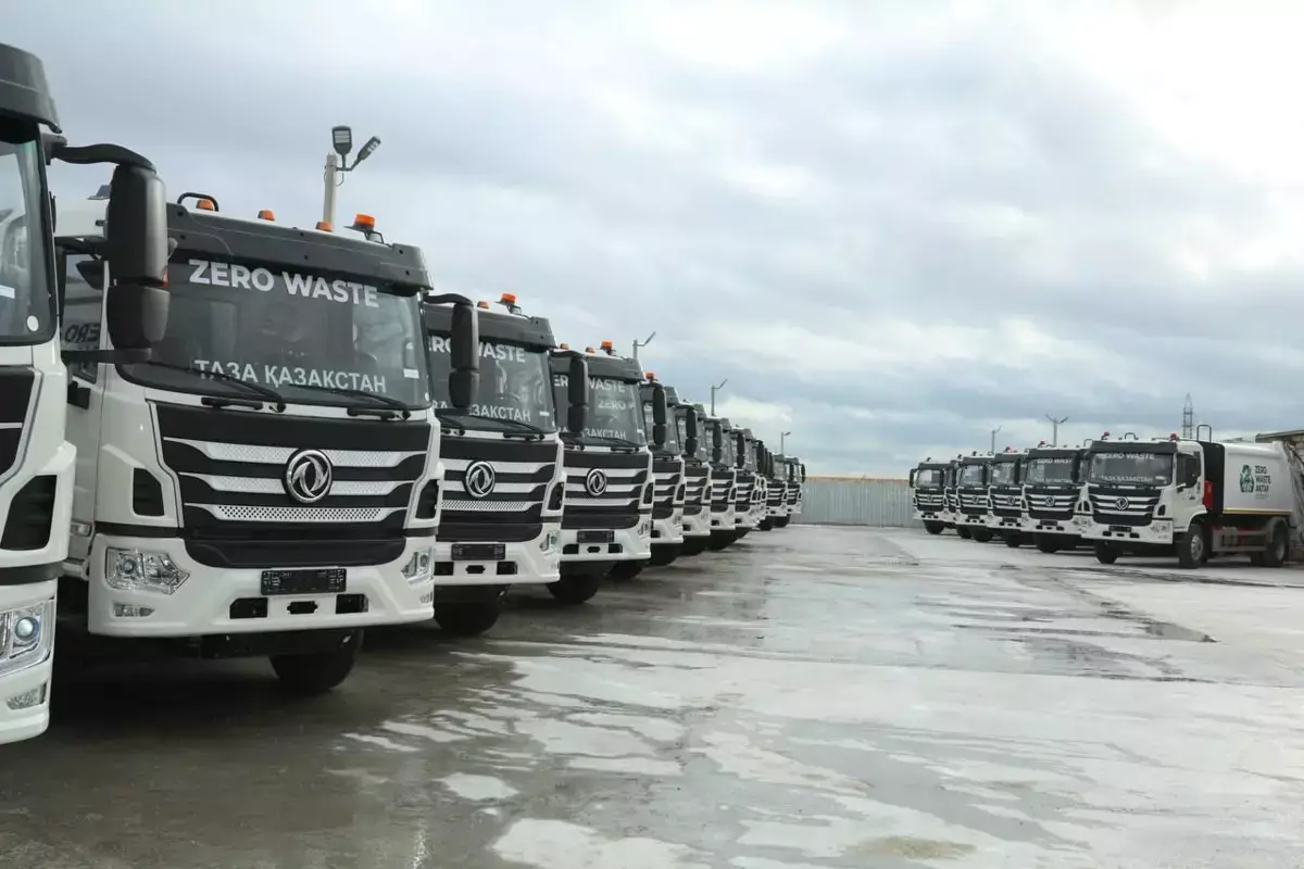 «Таза Қазақстан»: Аким области ознакомился с новой техникой для вывоза мусора - новости на Lada.kz 15.12.2025