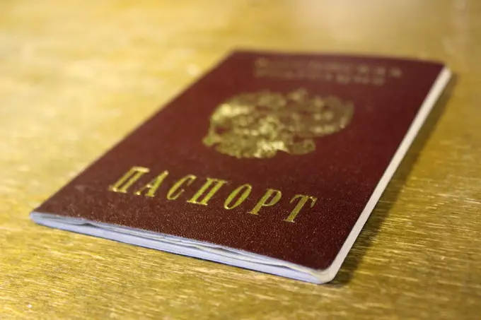 Свердловская полиция вручила паре из Казахстана российские паспорта.