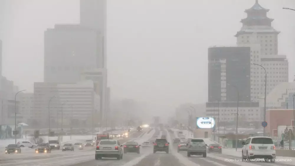 Метель, снег, туман: штормовое предупреждение объявлено по всему Казахстану
