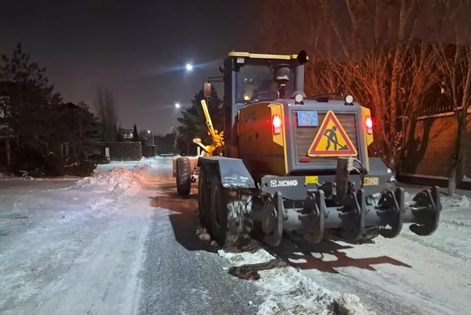 Астана в снежной битве: более тысячи единиц спецтехники вышли на улицы в ночную смену