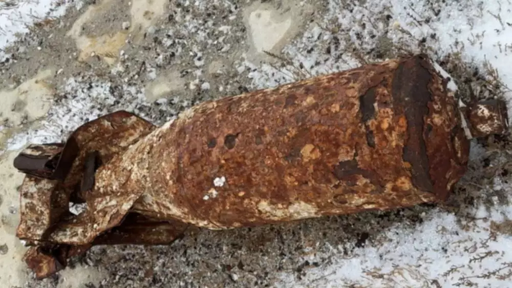 Казахстанец нашел на побережье Каспия авиабомбу: на место приехали полицейские и саперы