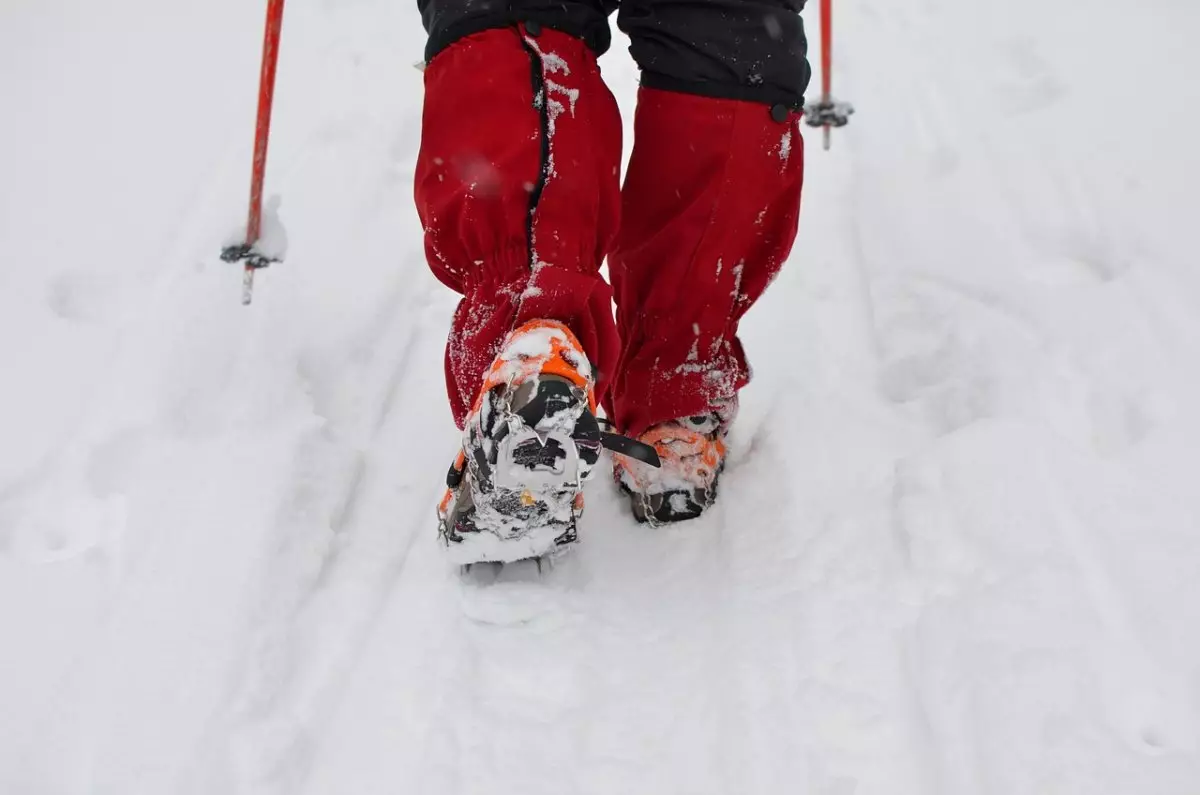 Как безопасно передвигаться по городу в гололед: советы травматолога