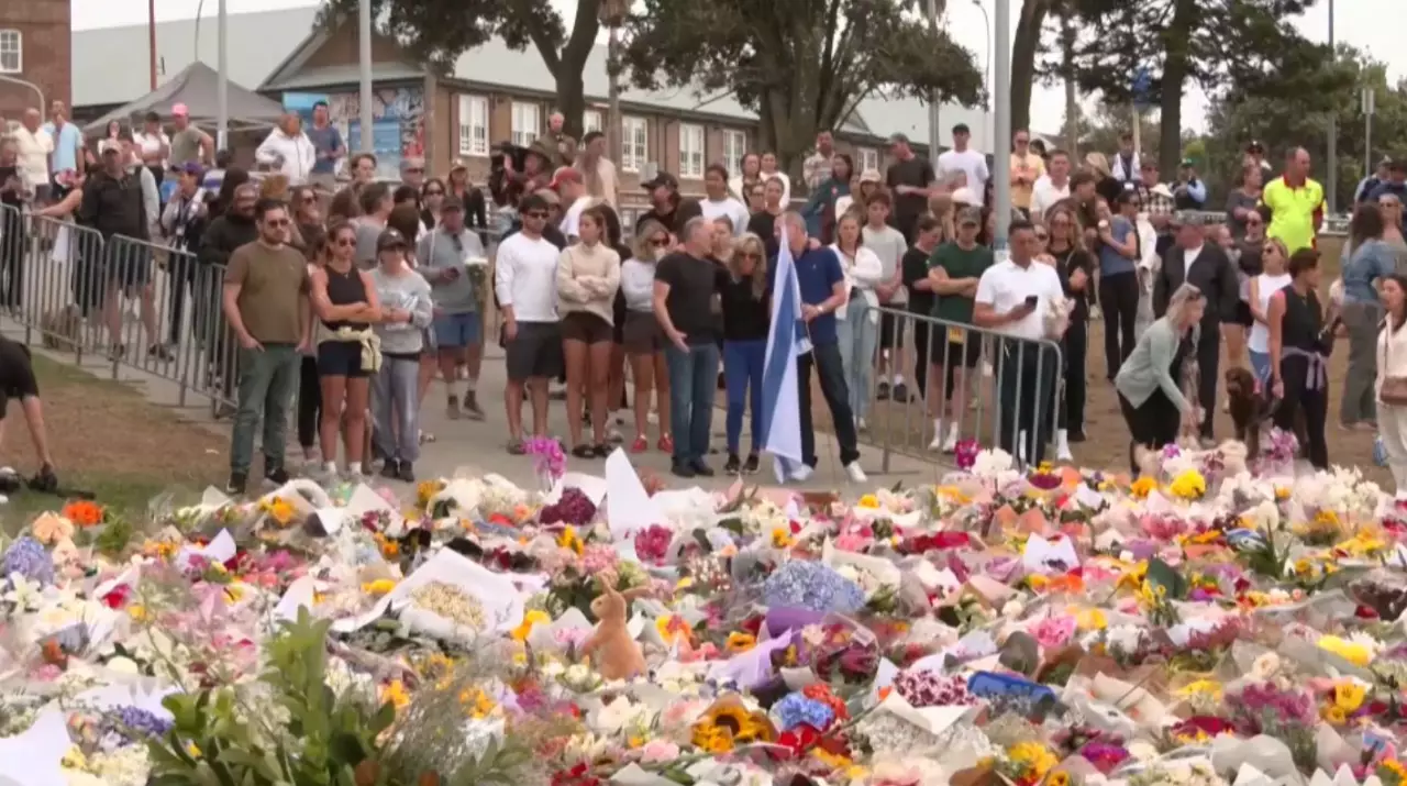 Цветы жертвам теракта возлагают в Сиднее