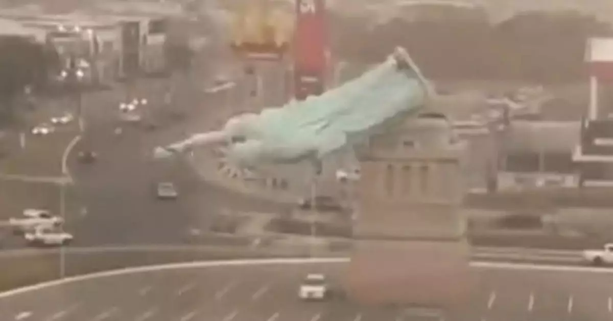  Бостандық мүсінінің көшірмесі құлады 