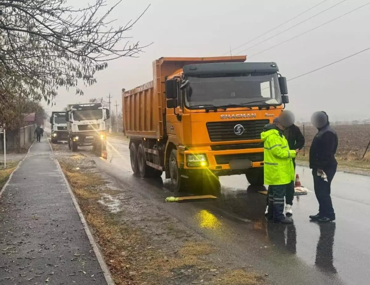 Незаконно перевозили песок: Полиция выявила 15 грузовиков в Туркестанской области