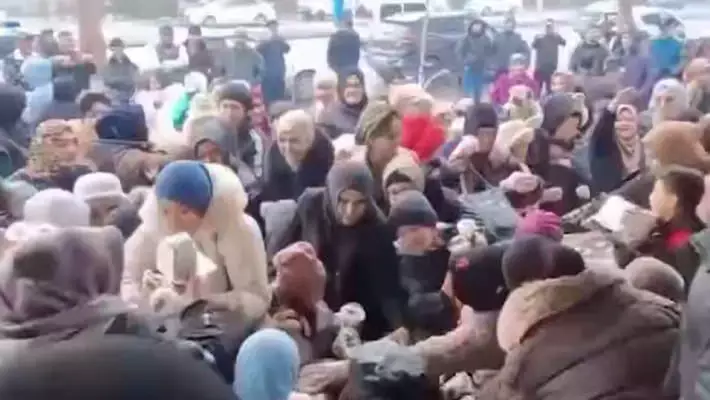 В Фергане бесплатная раздача тортов обернулась давкой