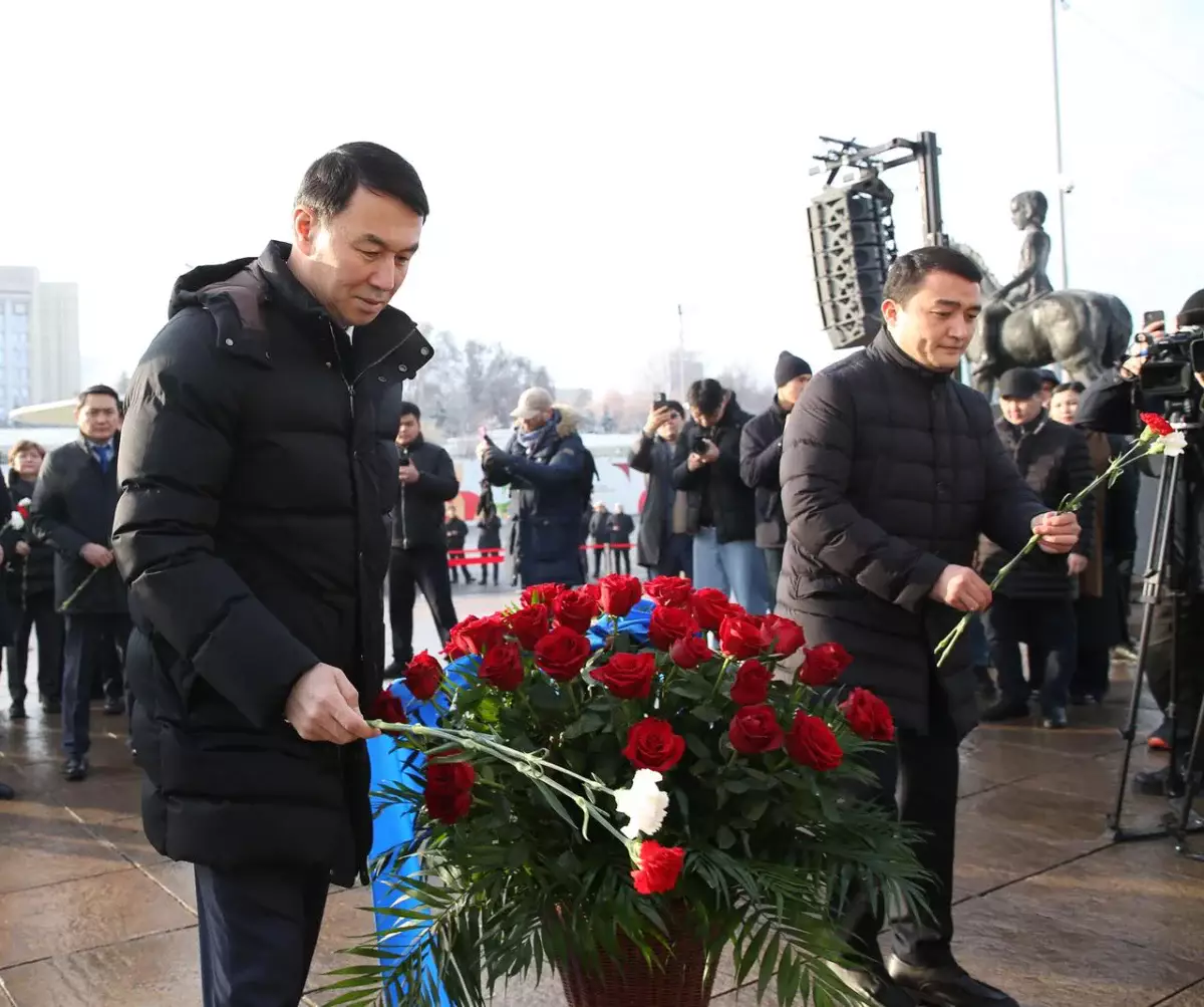 Алматы әкімі «Тәуелсіздік» монументіне гүл шоғын қойды