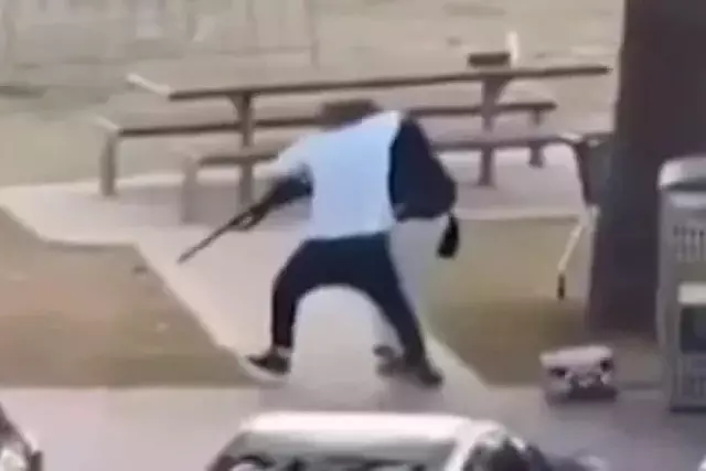 Австралияда әкесі мен ұлы 16 адамды атып өлтірді