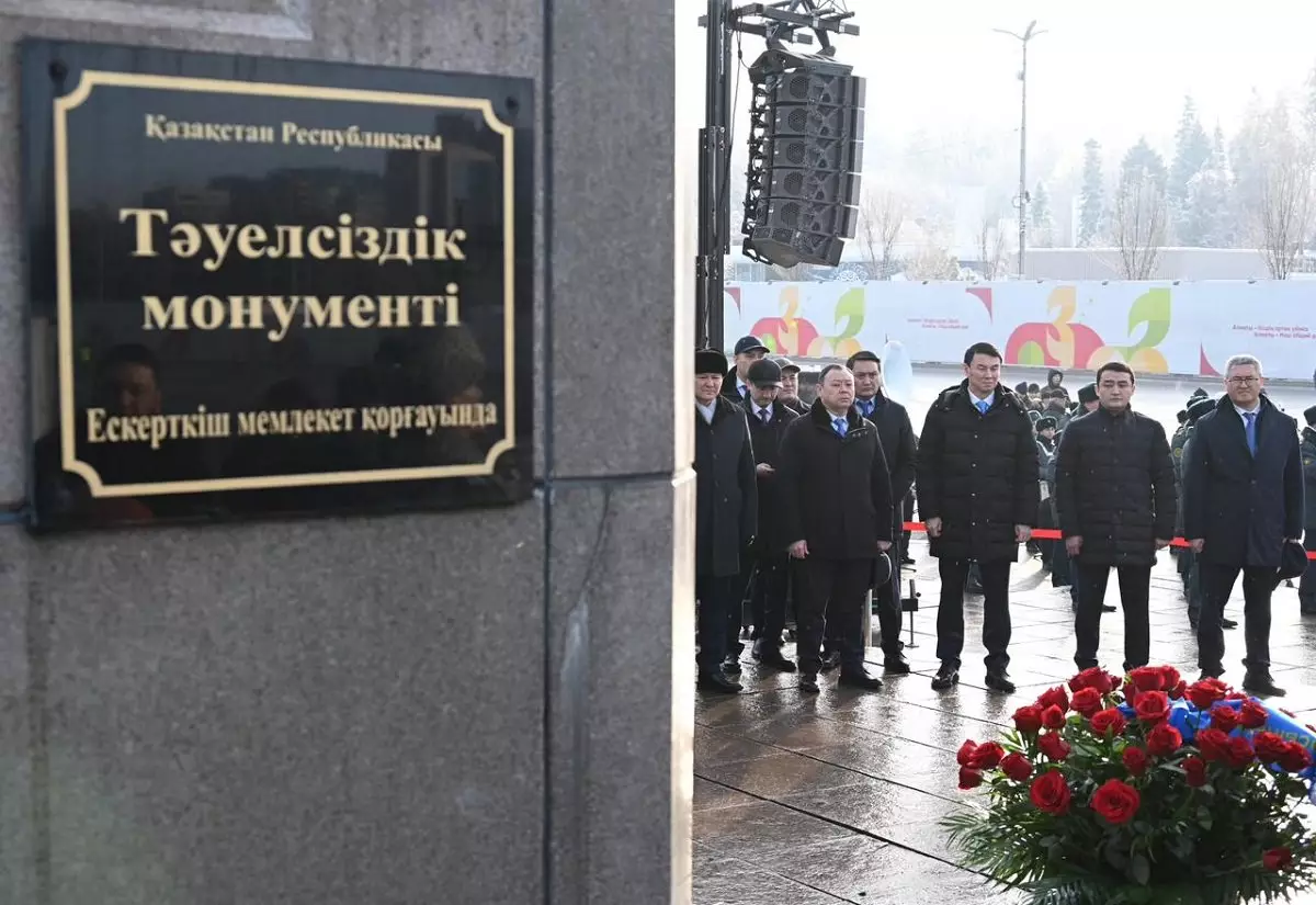 Аким Алматы возложил цветы к монументу «Тәуелсіздік»