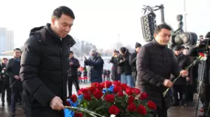 Алматы әкімі “Тәуелсіздік” монументіне гүл шоқтарын қойды