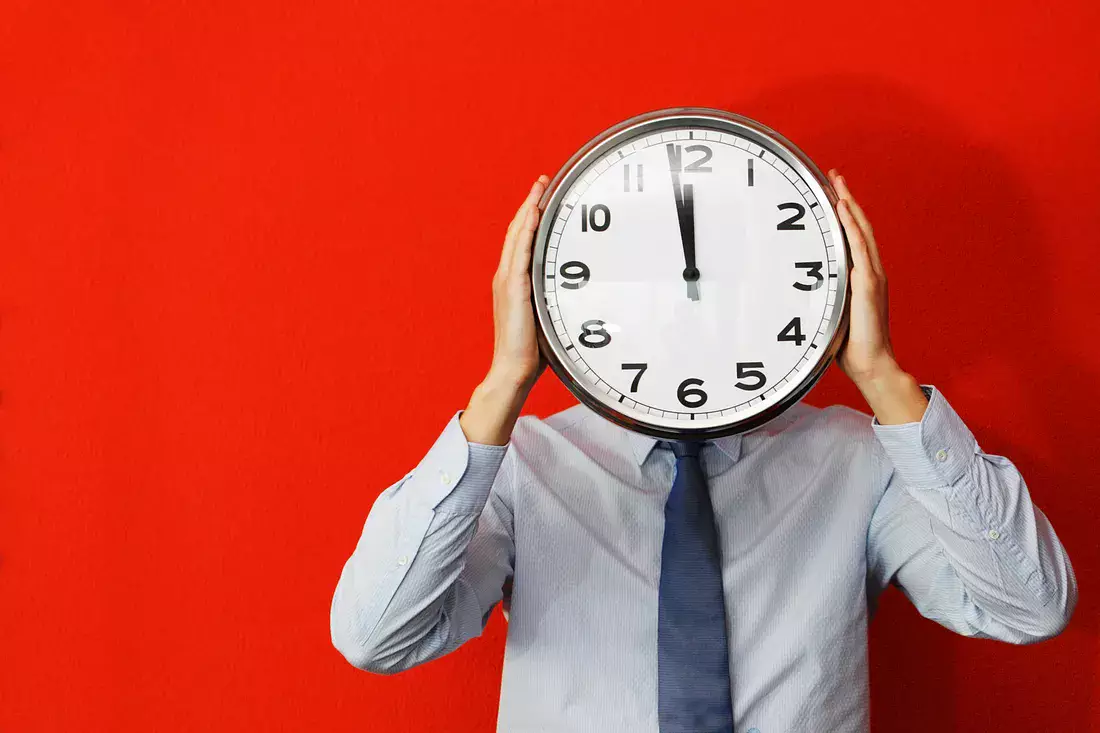 «Ескі уақытты қайтарыңдар!»: Бірыңғай уақыт белдеуіне қарсылық неге өршіп тұр?