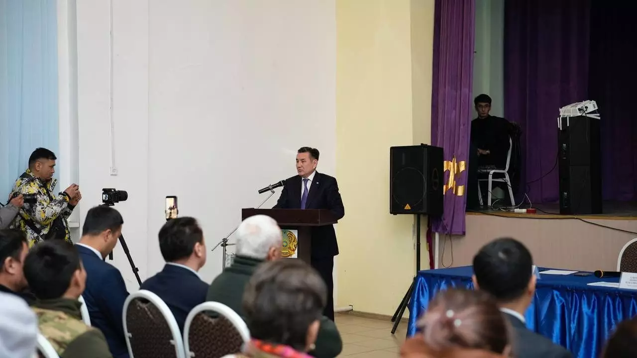 Аким ВКО провёл внеплановую встречу с жителями села Маралды