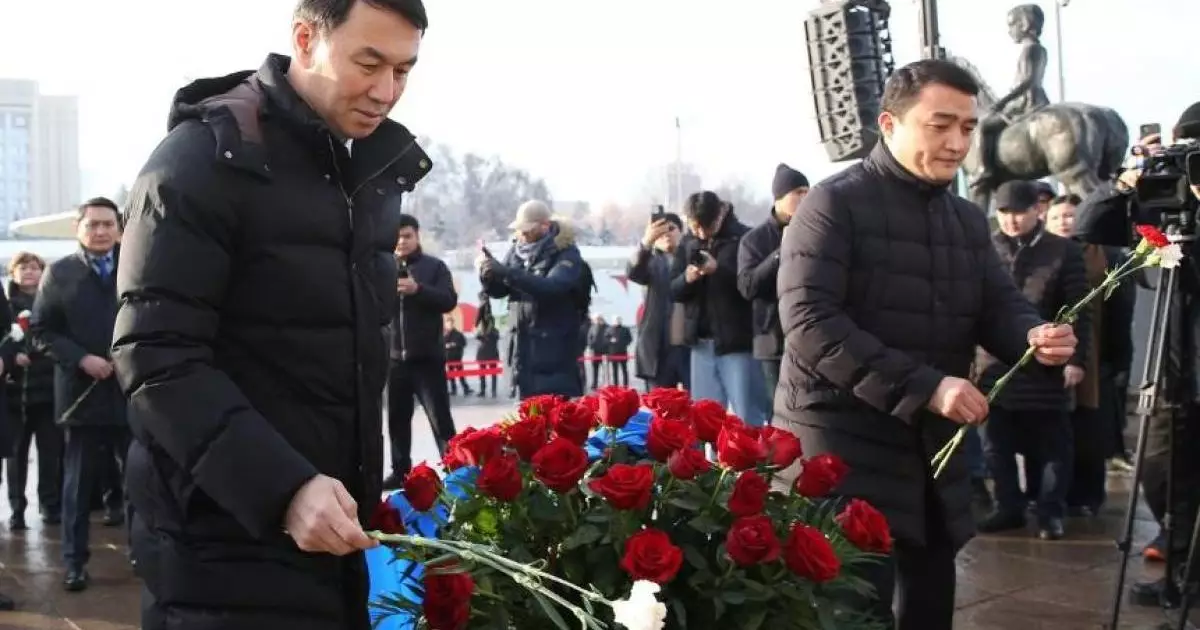  Алматы әкімі «Тәуелсіздік» монументіне гүл шоқтарын қойды 