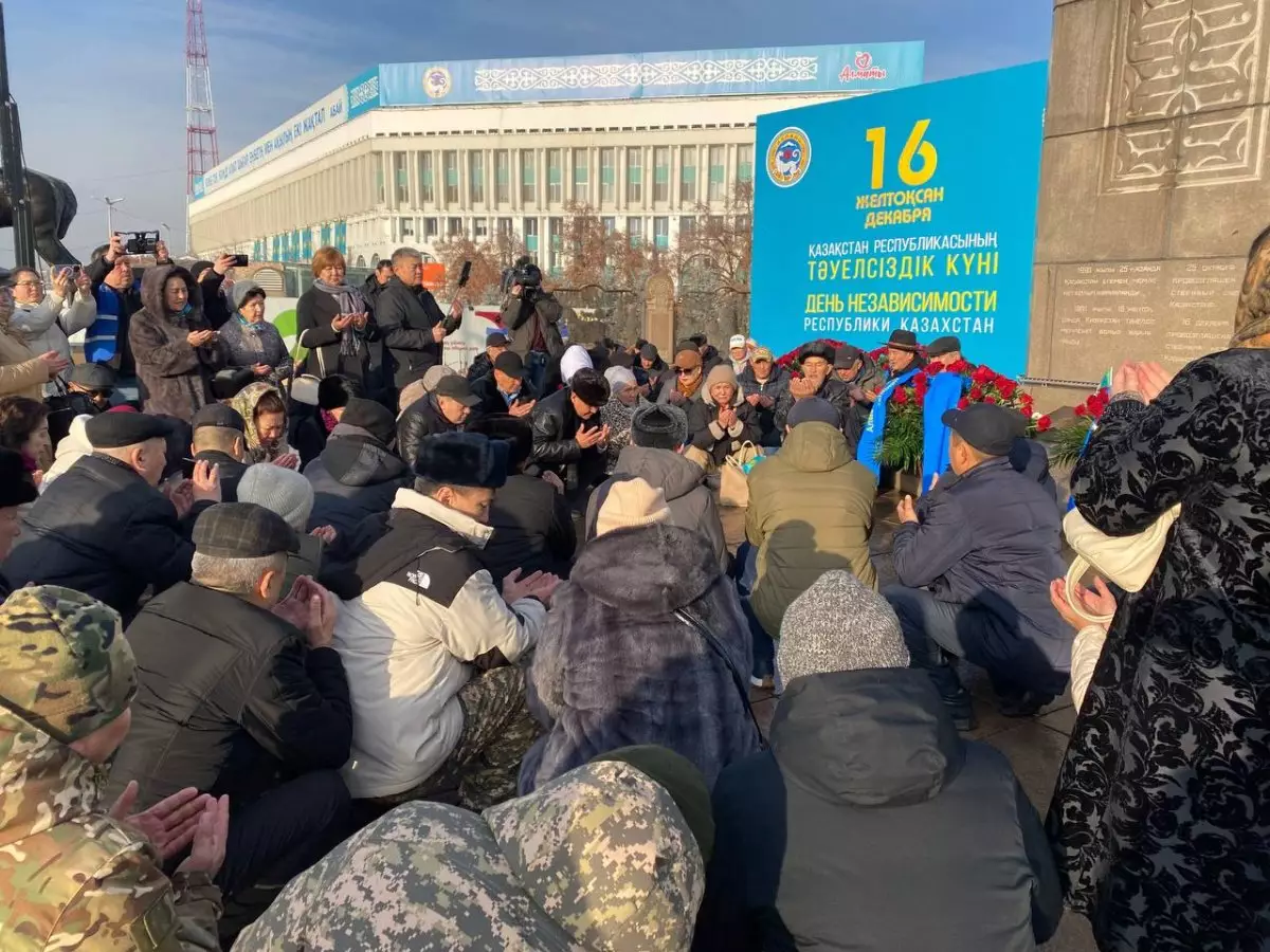 Бір алаң, екі түрлі қоғам: Алматы жұртшылығы тәуелсіздік күнін қалай атап өтті?