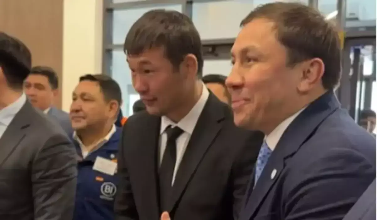 "Кәмпитті қалтасына салып алды": Шавкат Рахмонов жұрттың ыстық ықыласына бөленді