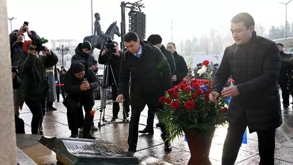 В Алматы возложили цветы к Монументу Независимости