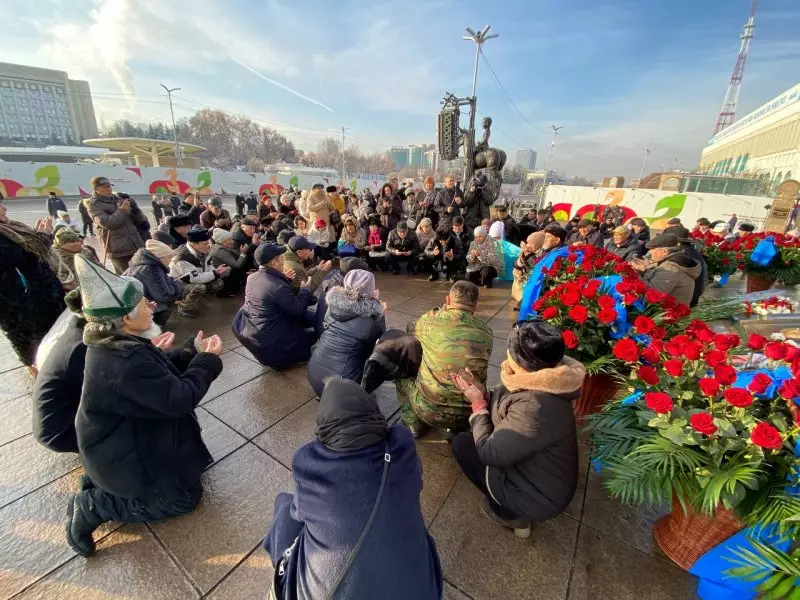 Цветы, молитвы и требования: как в Алматы отметили День независимости