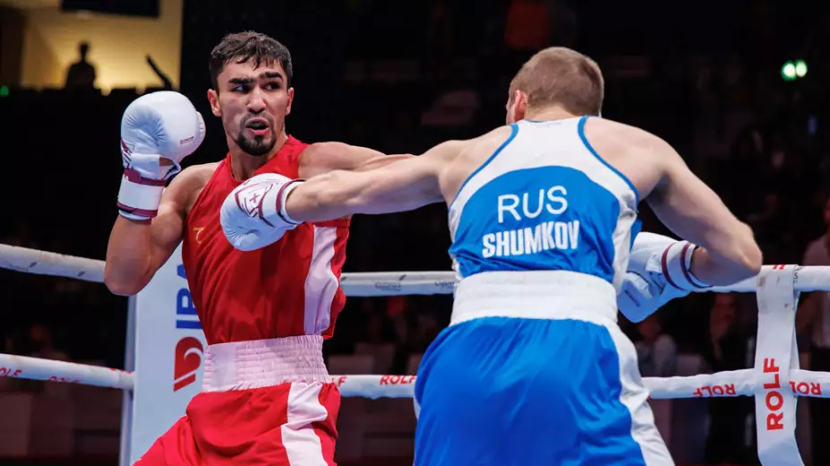 "На исход не повлияло". Российский боксер объяснил, почему укусил Абдумалика Халокова в финале ЧМ-2025
