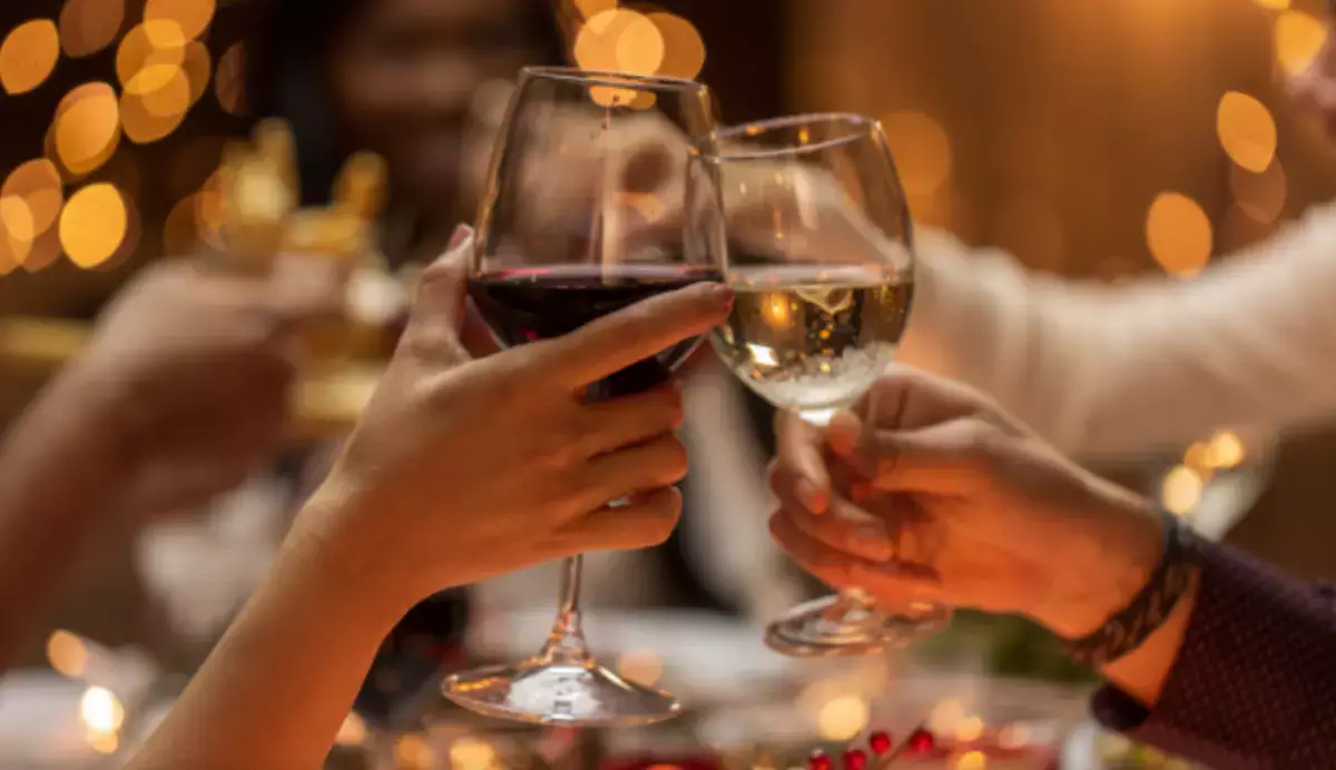 Как пить и не пьянеть: три неожиданных способа остаться трезвым на празднике - новости на Lada.kz 16.12.2025