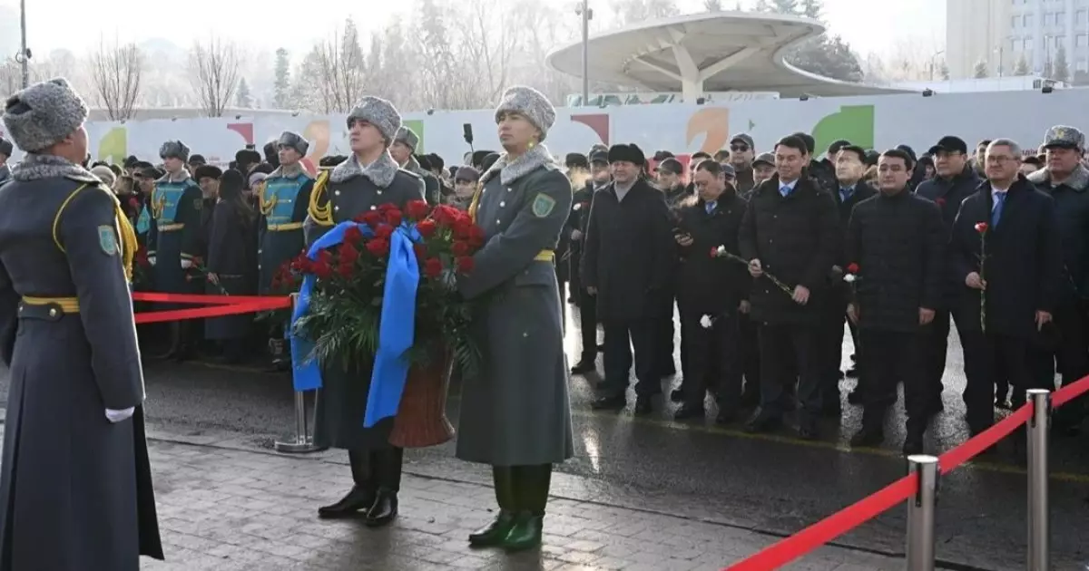  Алматылықтар «Тәуелсіздік» монументіне гүл шоқтарын қойды 
