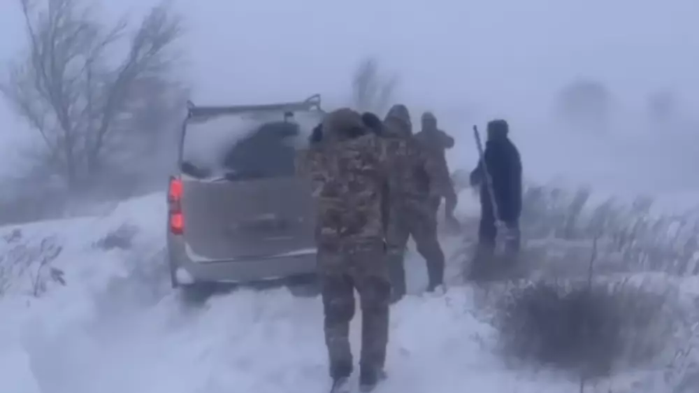 Автобус с 57 иностранцами застрял на трассе в Актюбинской области