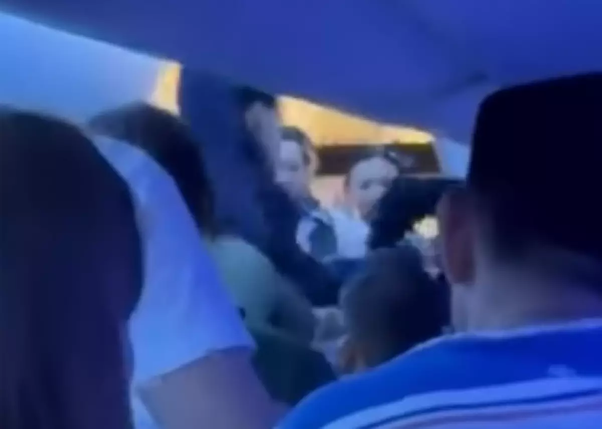 Драка мужчин на борту Air Astana попала на видео