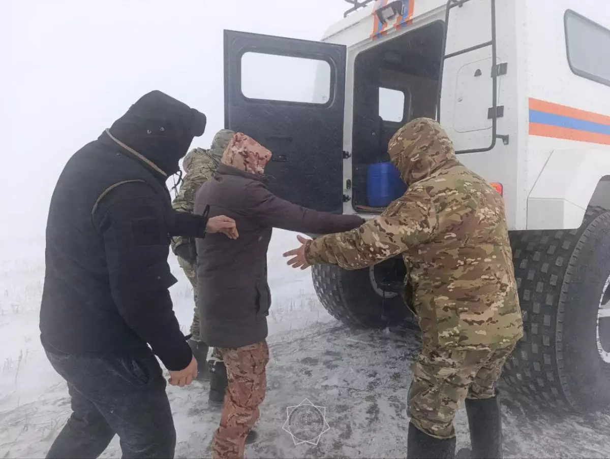 Сотрудники МЧС спасли троих человек из снежного плена (видео)