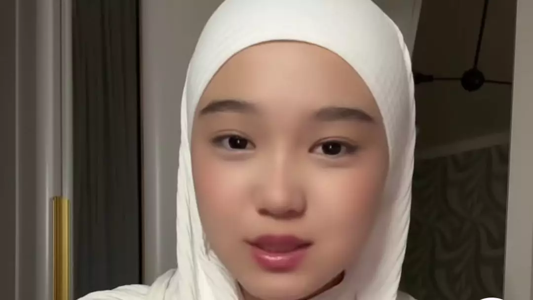 "Маған "наплевать"!" деп шайнаңдаған хиджабты қыз жұртқа "жегізіп жатыр"