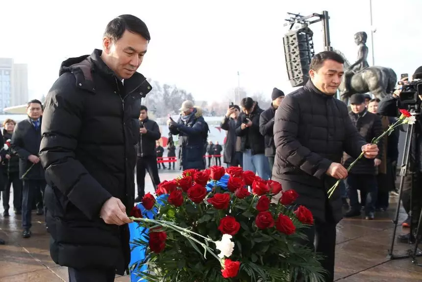 Аким Алматы возложил цветы к монументу "Тәуелсіздік"
