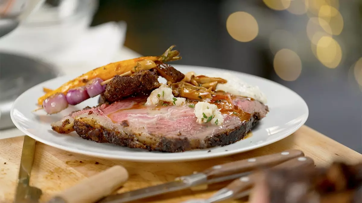 Знаменитый шеф-повар из «American Kitchen» раскрывает секрет приготовления ресторанного ростбифа дома на Рождество.