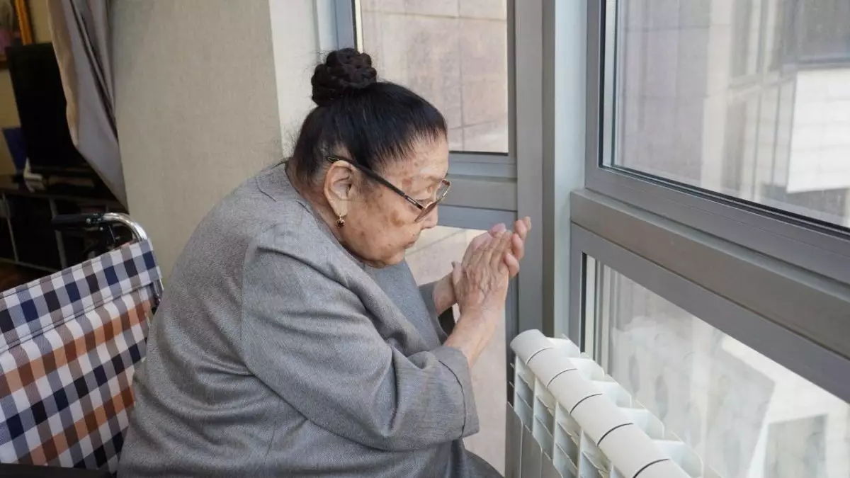 Военный оркестр выступил под окнами дома Бибигуль Тулегеновой в честь ее 96-летия и Дня Независимости